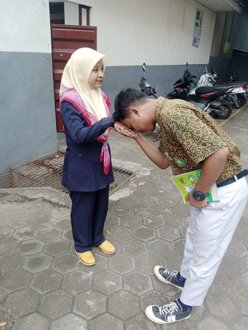 MENCETAK SISWA YANG BERKARAKTER LEWAT PROGRAM “AHLAN WA SAHLAN” – Oleh: Zulfah, S.Pd